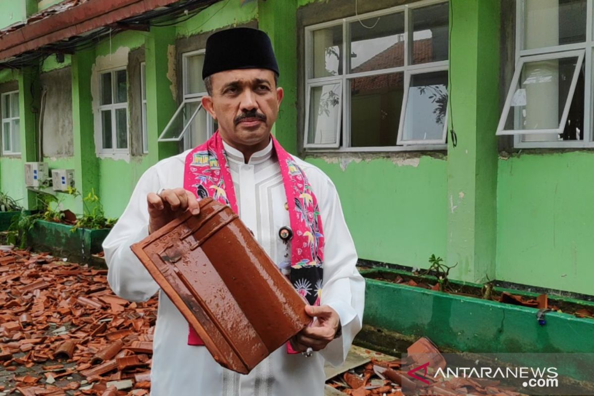 Wali kota heran ruang kelas baru setahun direhabilitasi ambruk