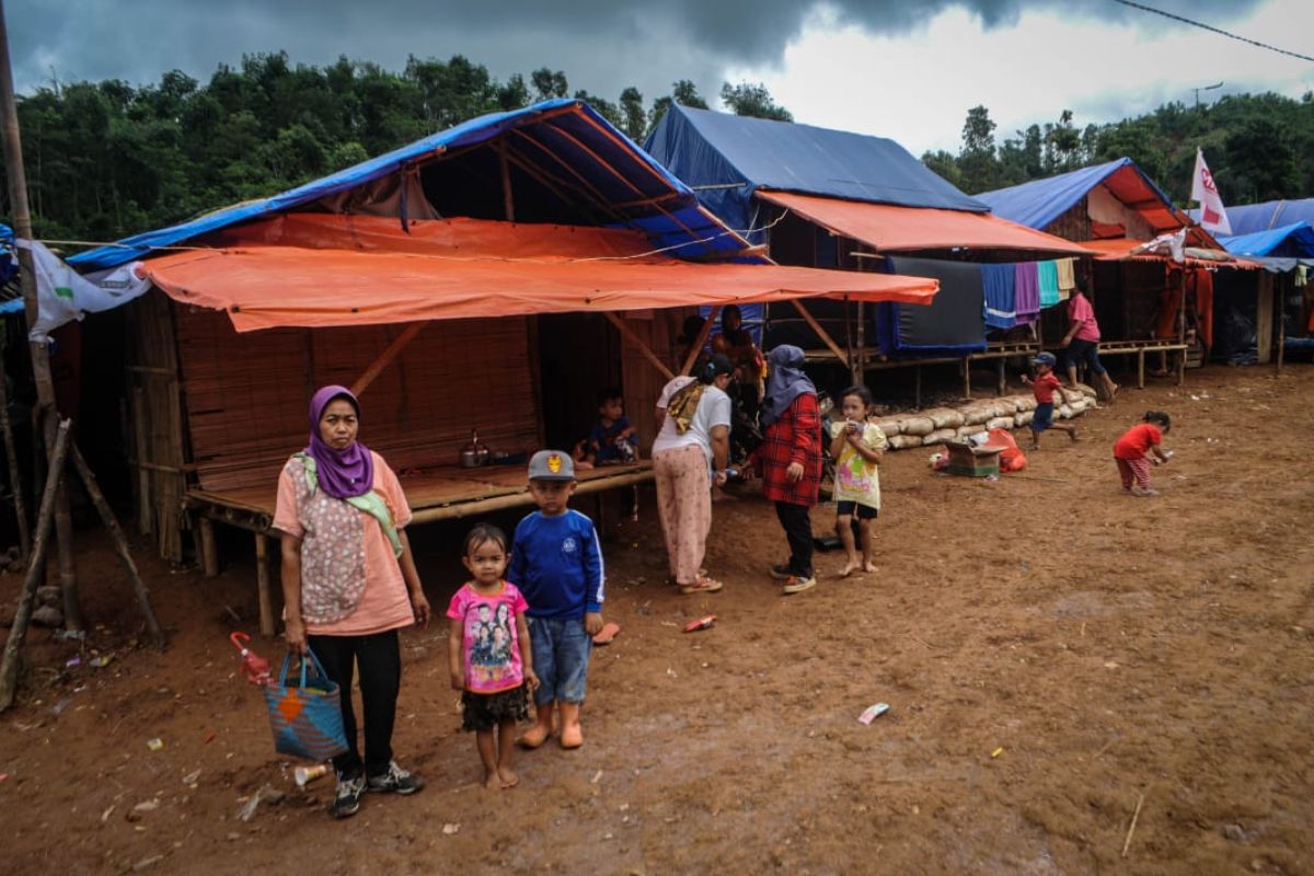 Warga pengungsi Kampung Cigobang, Lebak, butuh sanitasi layak pakai