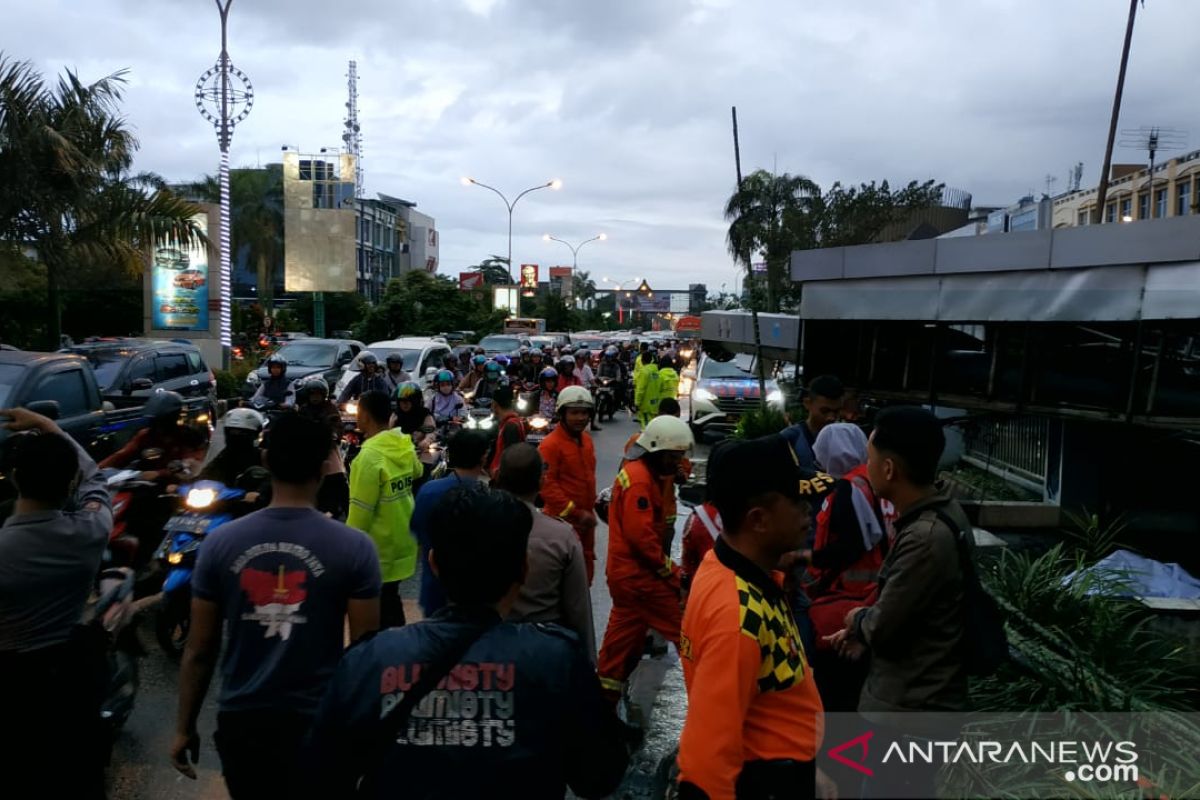 Kawasan Jalan Ahmad Yani Pontianak macet akibat baliho tumbang