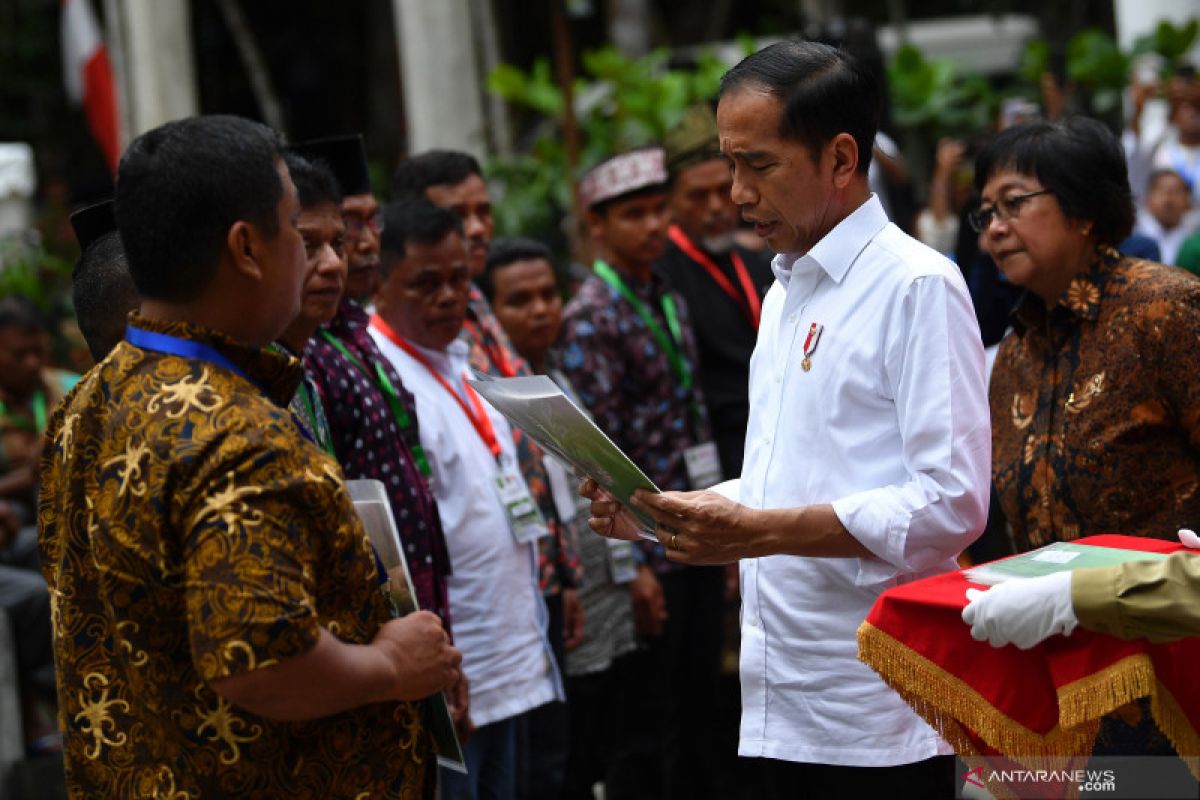 Presiden Jokowi serahkan SK hutan adat, hutan sosial dan TORA se-Indonesia