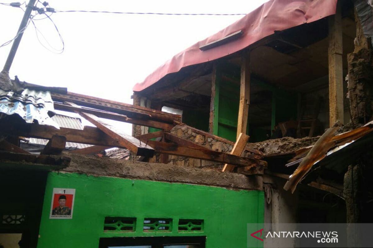 Penghuni rumah selamat saat atap rumah ambruk