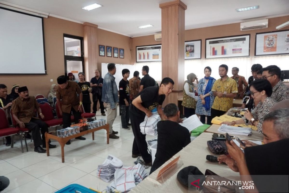 Pilkada Surakarta, pasangan Bajo serahkan 41.425 syarat dukungan