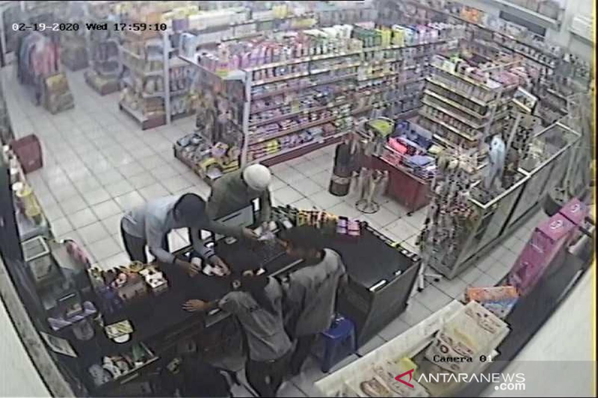 Aksi penipuan oleh WNA di swalayan terekam CCTV