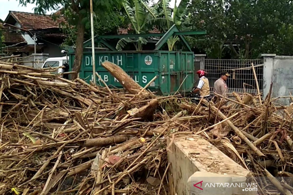 Gubernur Jateng ajak masyarakat Kudus tidak buang sampah di sungai