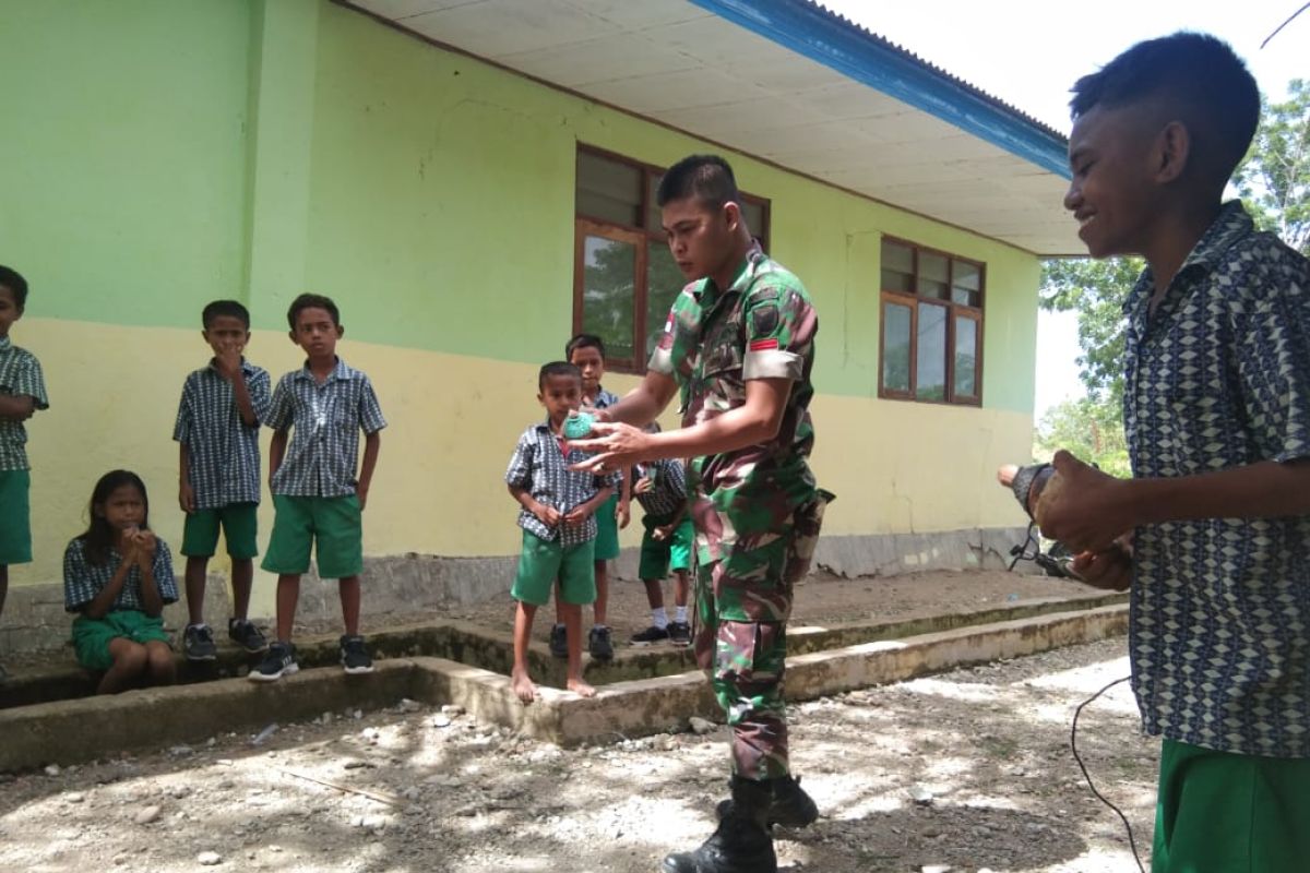 TNI ajak anak-anak perbatasan pertahankan  permainan tradisional