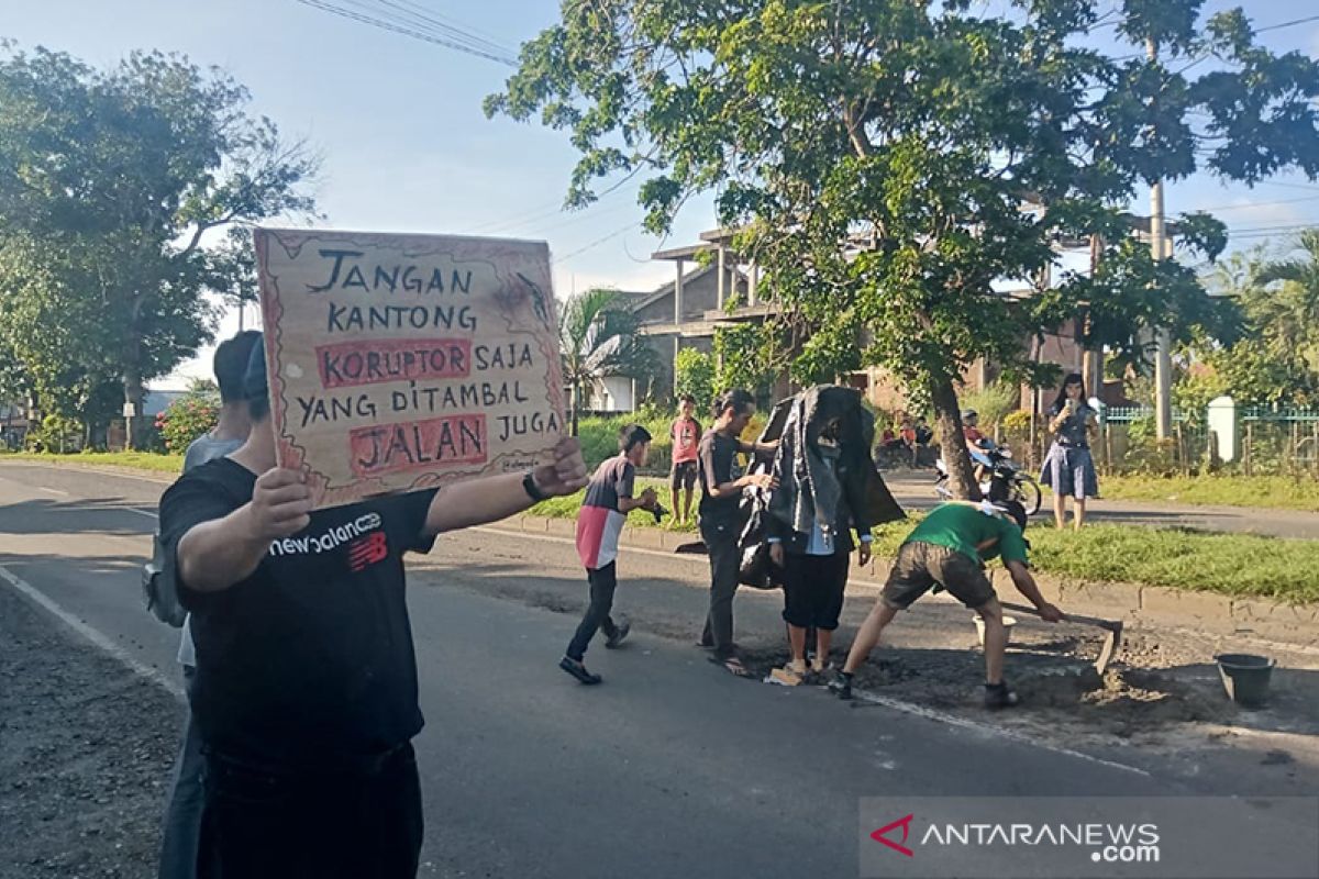 Teater Pakur gelar teatrikal soroti kerusakan jalan di Bengkulu