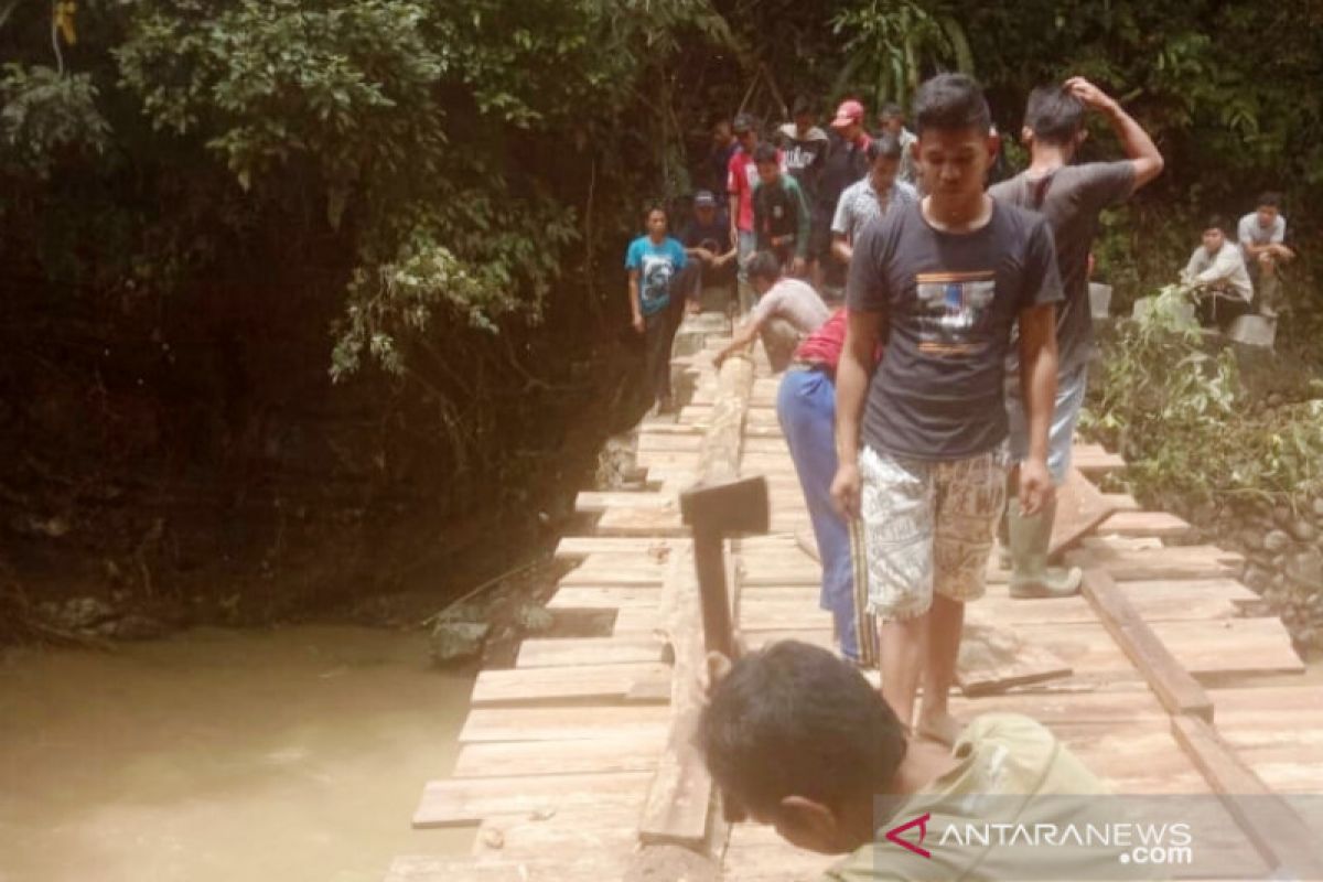 Tak ingin terisolasi, warga Nagari Sungai Durian swadaya bangun jembatan sementara