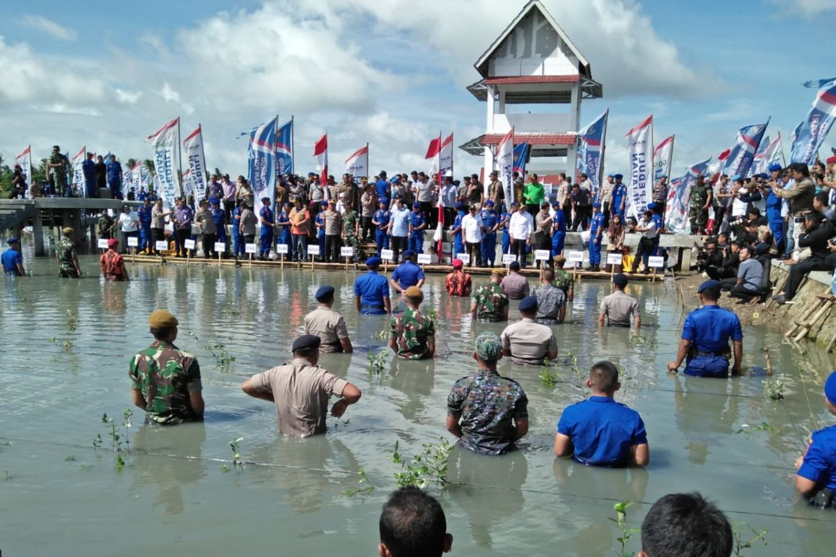 Panglima TNI tanam 20.000 bibit pohon bakau di pesisir Tangerang