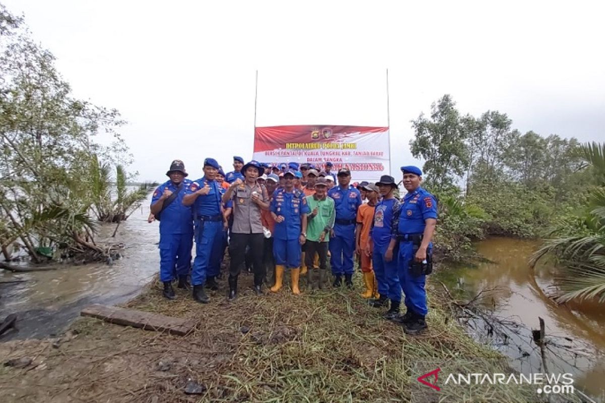 Ditpolairud Jambi bersihkan hutan bakau di Kuala Tungkal