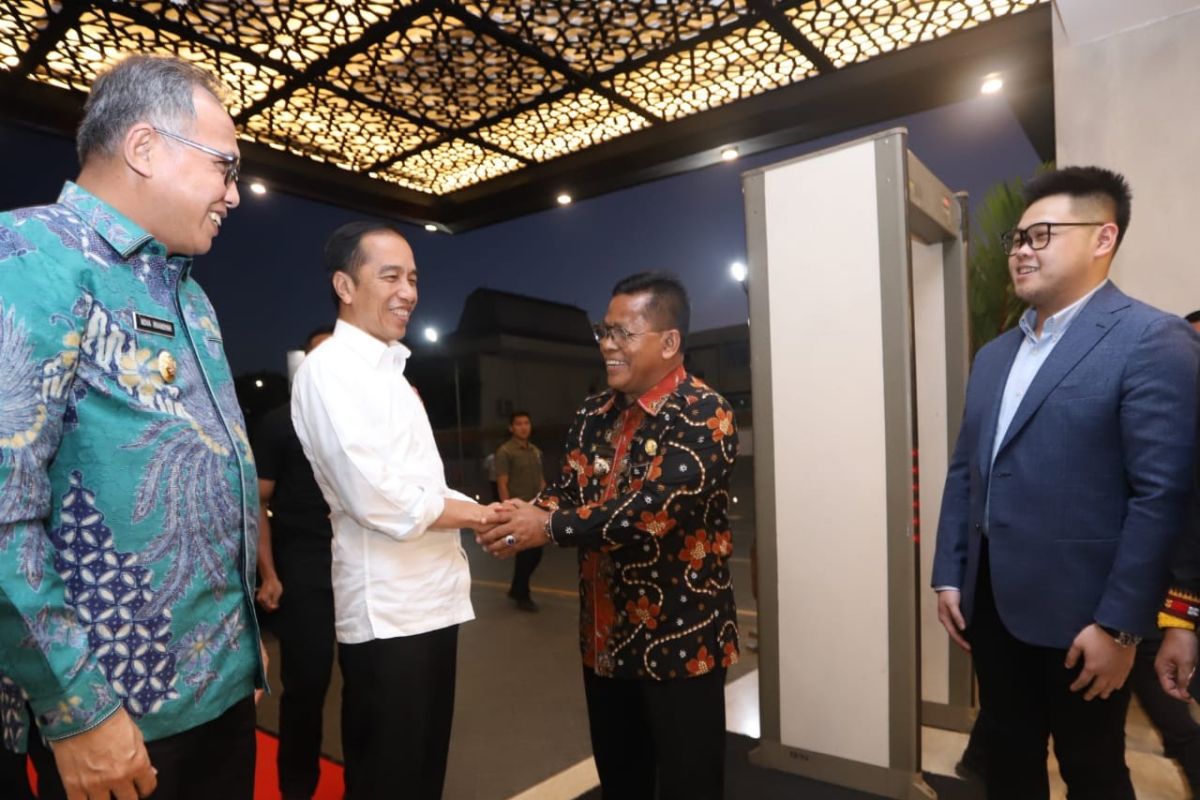 Wali Kota Aminullah sambut Presiden Jokowi tiba di Banda Aceh