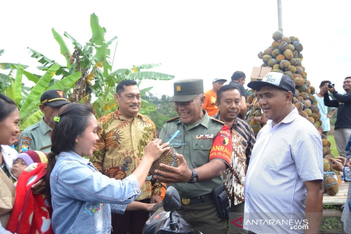 Warga berebut durian gratis  di Kediri