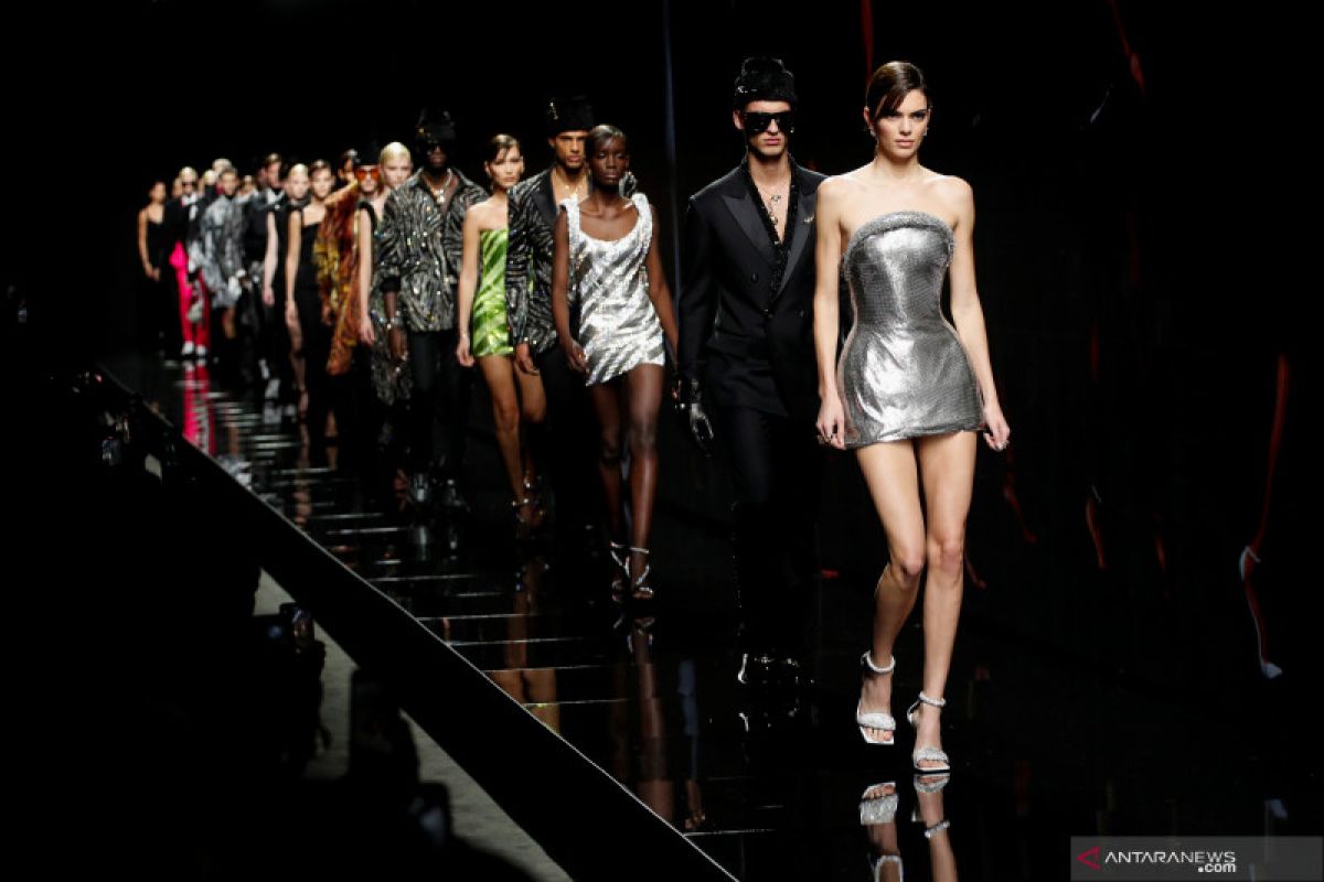 Versace menampilkan kesetaraan gender di pekan mode Milan