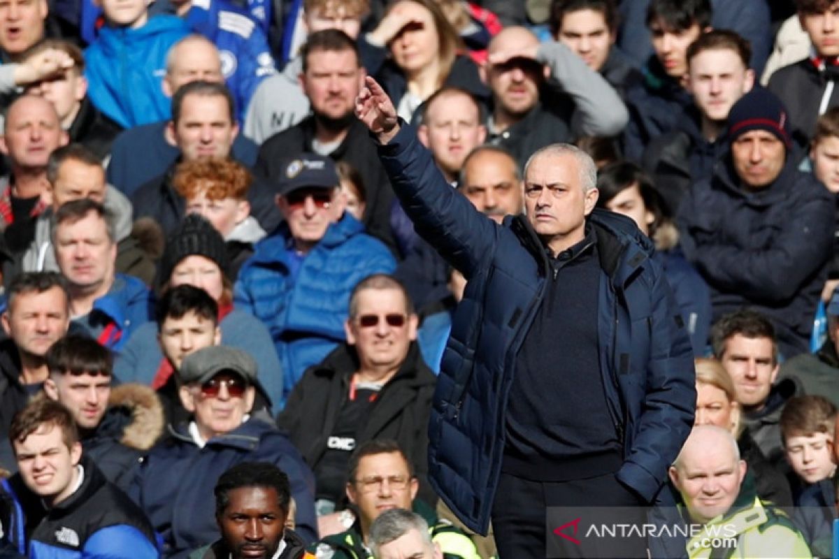 Inggris masih lockdown, Mourinho  awasi latihan pemain Spurs via video