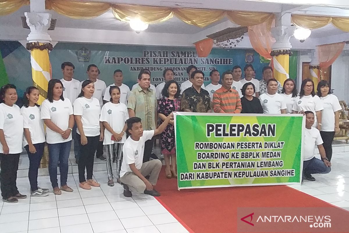 Disnakerda Sangihe berangkatkan peserta Diklat Medan dan Lembang