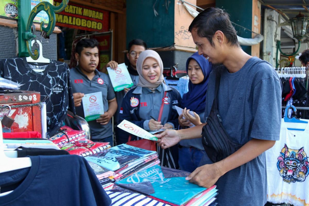 Milenial Yogyakarta ke Malioboro bantu sosialisasikan Perda KTR