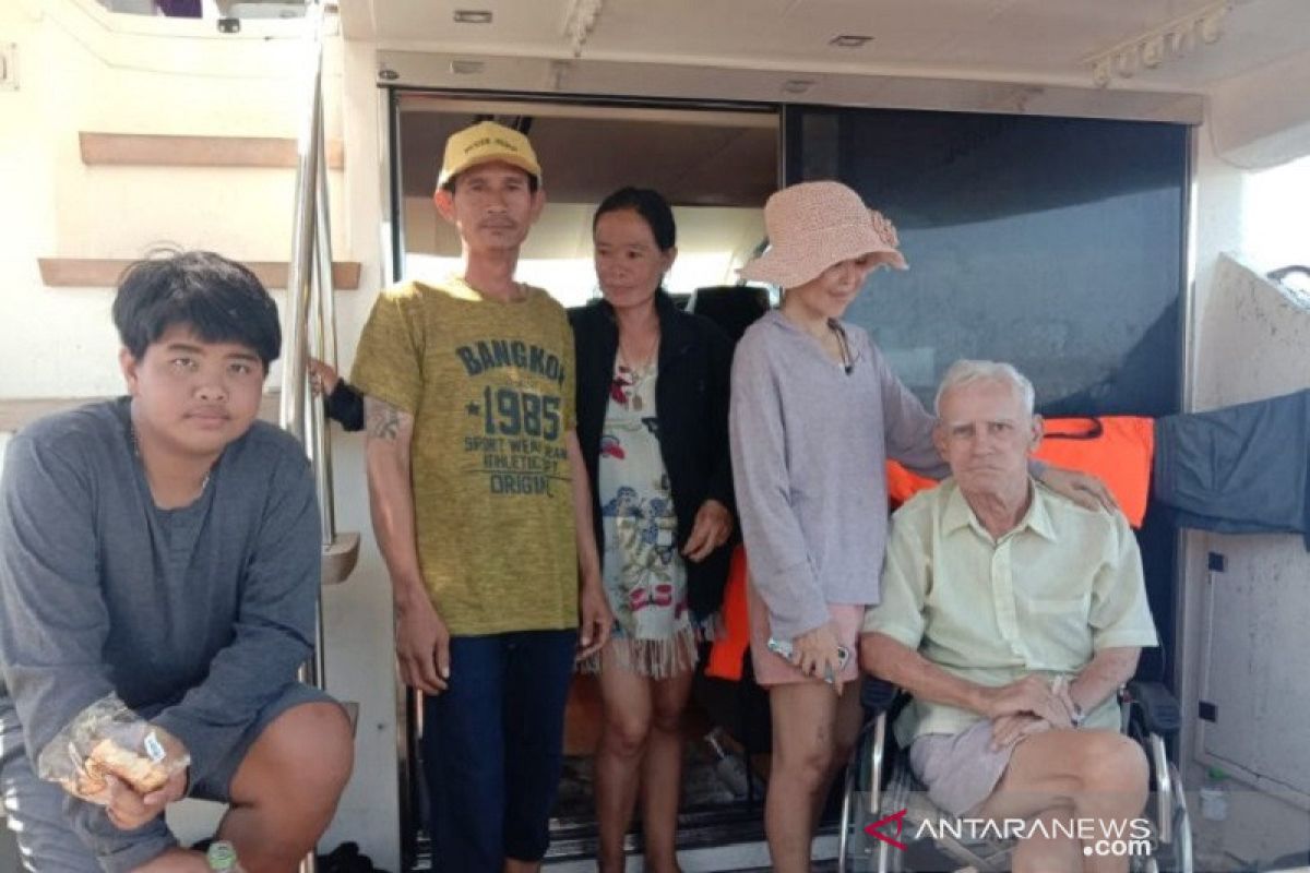 Vessel carrying five foreign nationals stranded on Bengkalis Island