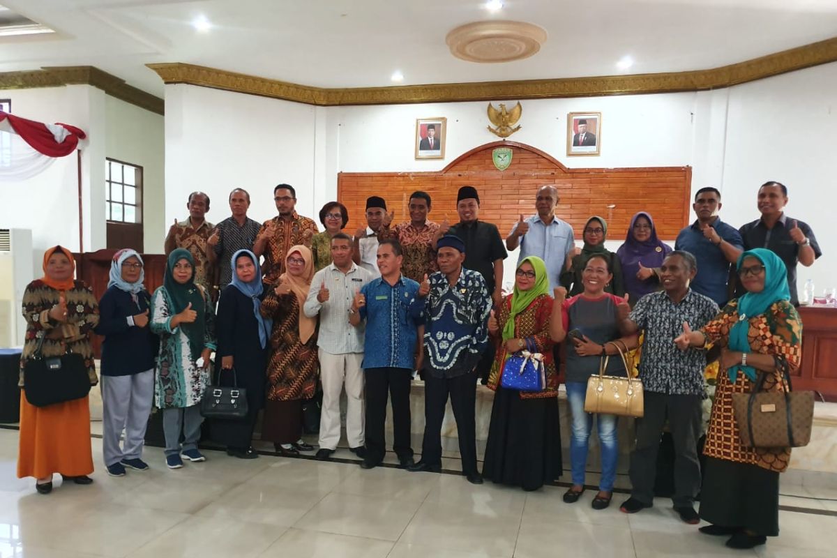 Kapal bantuan Pemprov Maluku kepada SMK 6 Tanimbar terbengkalai