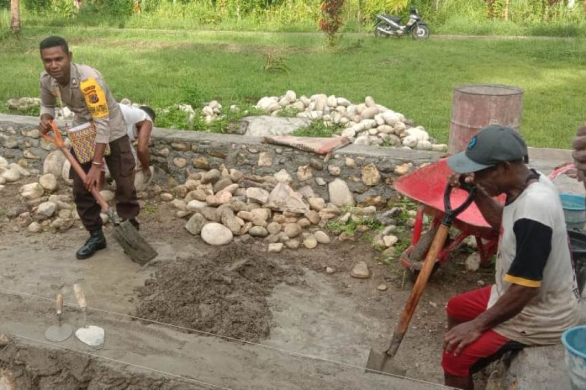 Bhabinkamtibmas Angkaisera Papua bantu warga buat pondasi rumah