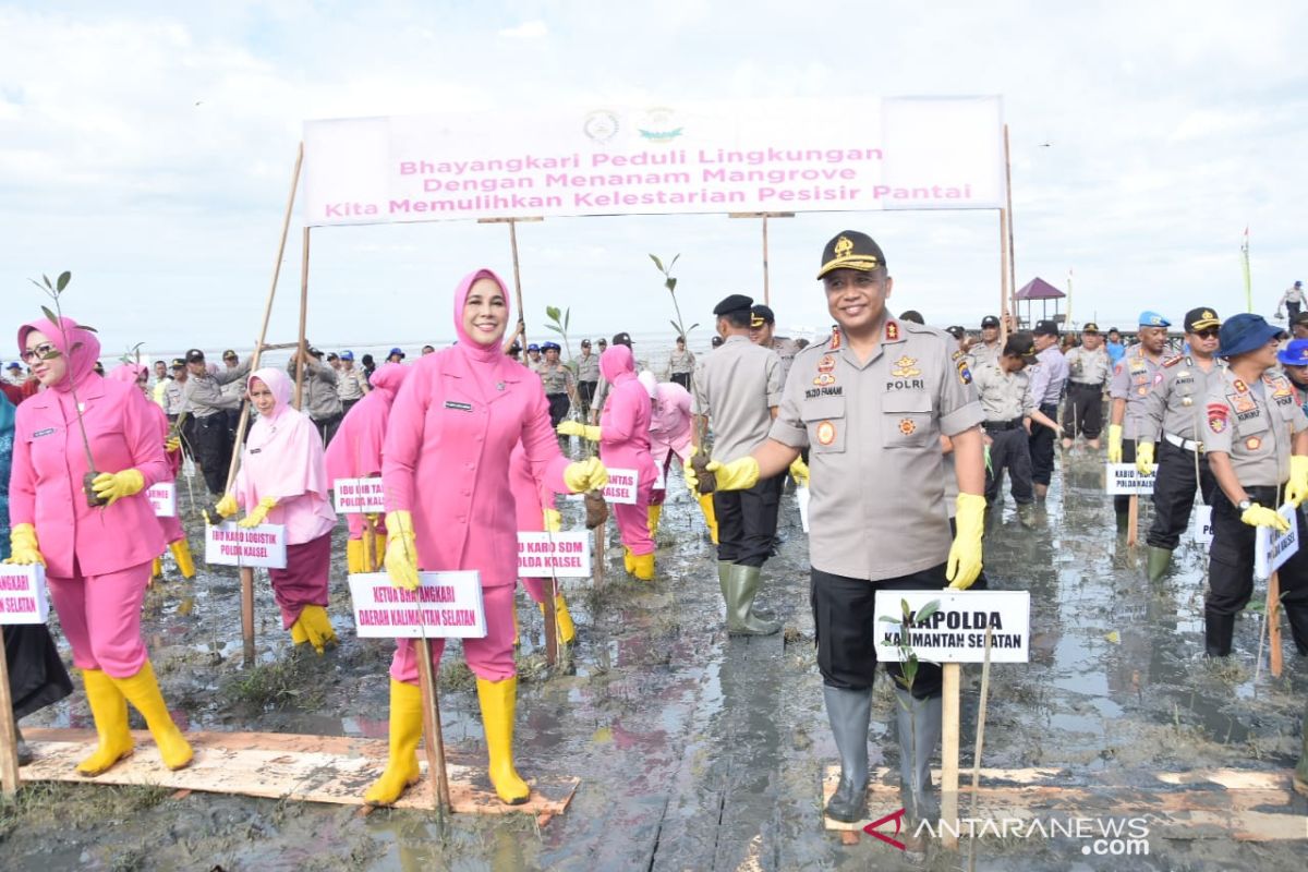 S Kalimantan police spread thousands of mangroves seeds at Pagatan Besar Beach