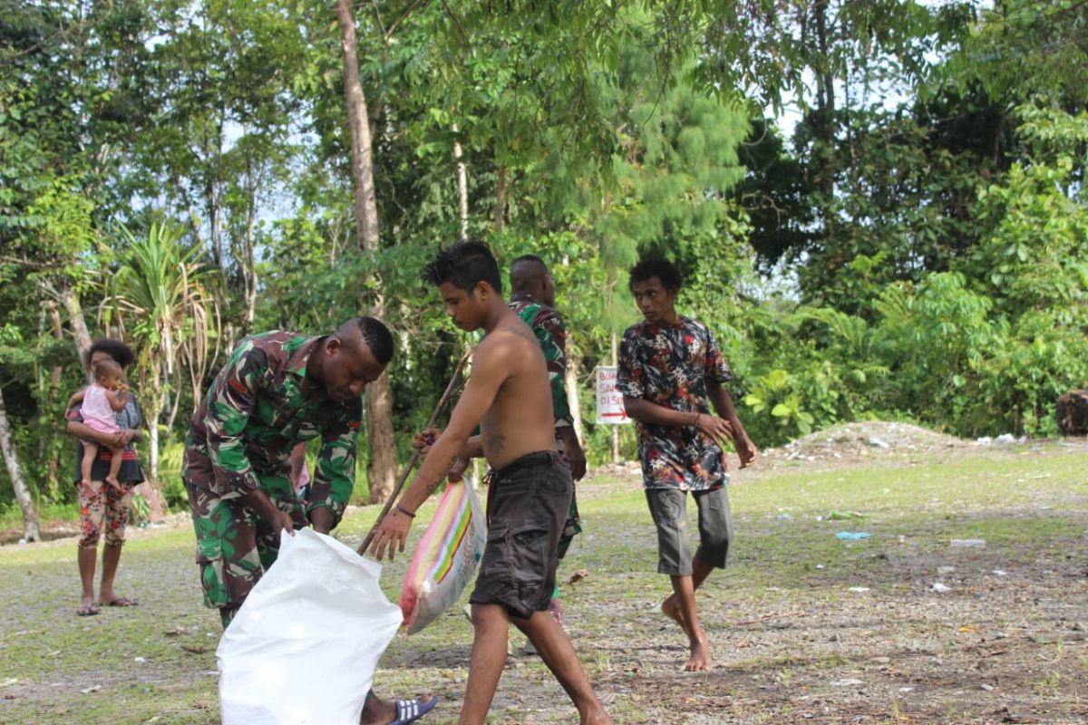 Prajurit TNI ajak warga kampung Inamco jaga kebersihan lingkungan