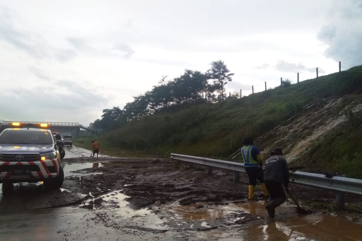 Jasamarga: Hujan deras akibatkan luberan air di Tol Lawang