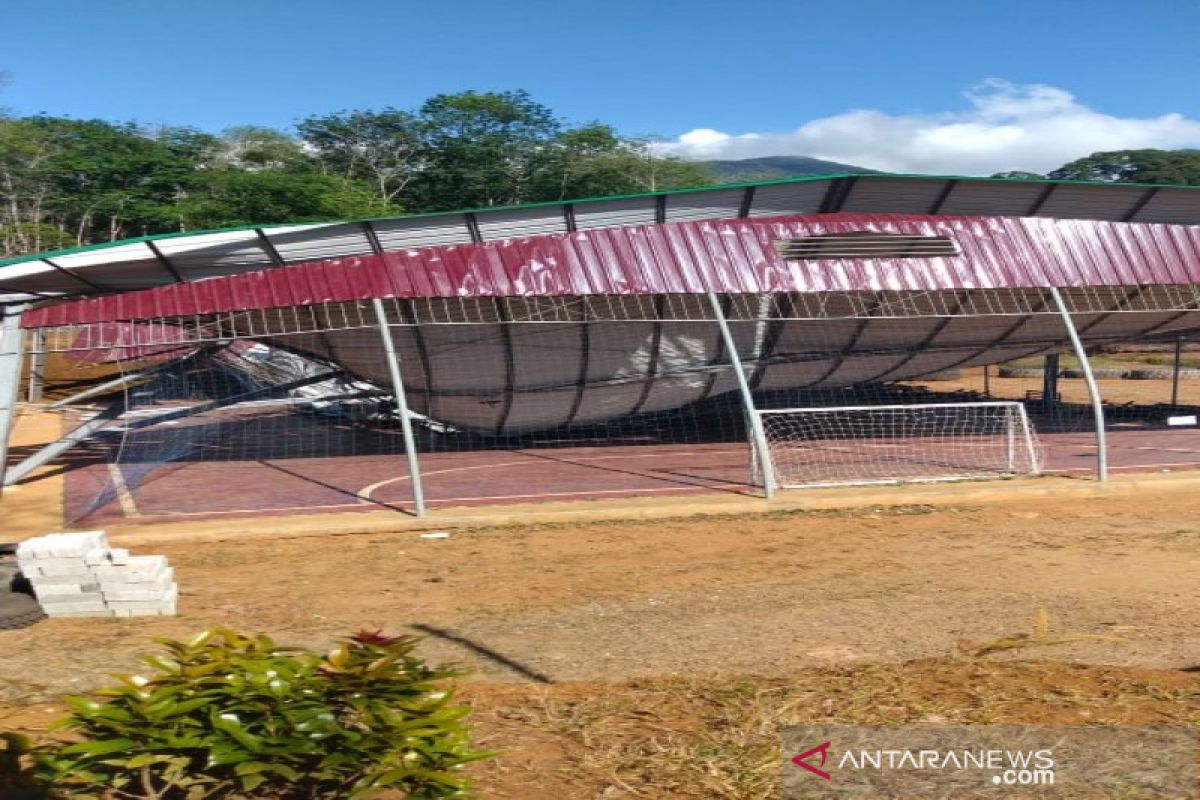 Puting beliung di Tapsel tumbangkan atap rangka besi lapangan futsal