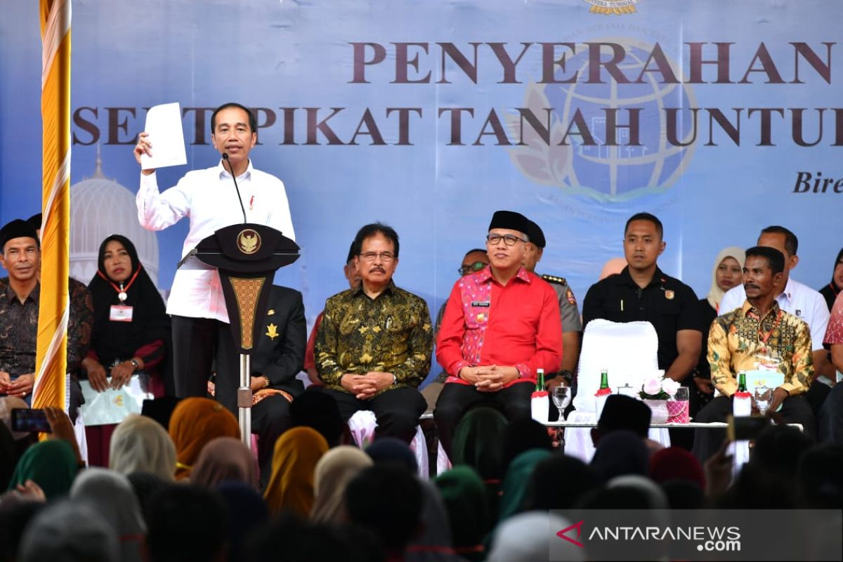 Jokowi serahkan 2.576 sertifikat tanah di Bireuen Aceh