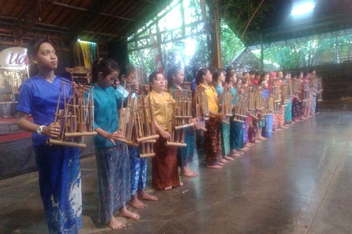 Rombongan antara kalsel nikmati suguhan seni tradisional Jabar