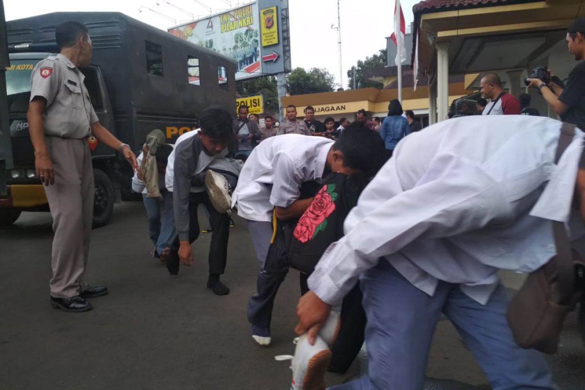 Tawuran pelajar, seorang siswa tewas akibat bacokan senjata tajam