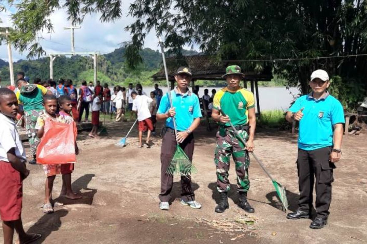 Prajurit TNI-Polri dan masyarakat gotong royong bersihkan Kampung Trimuris