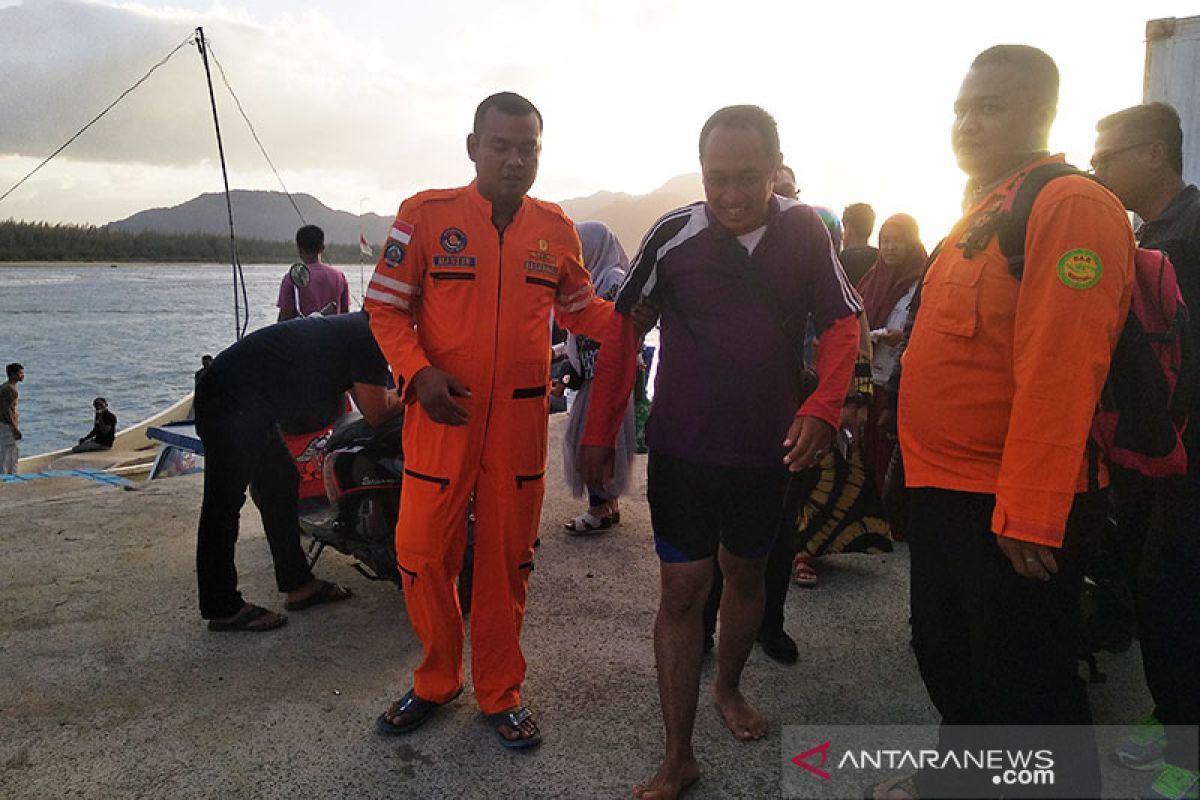 Sebuah boat tenggelam dihempas ombak diperairan Aceh Besar