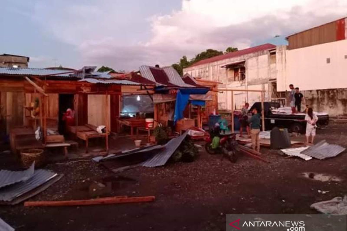 Angin puting beliung kembali  melanda Gunungsitoli