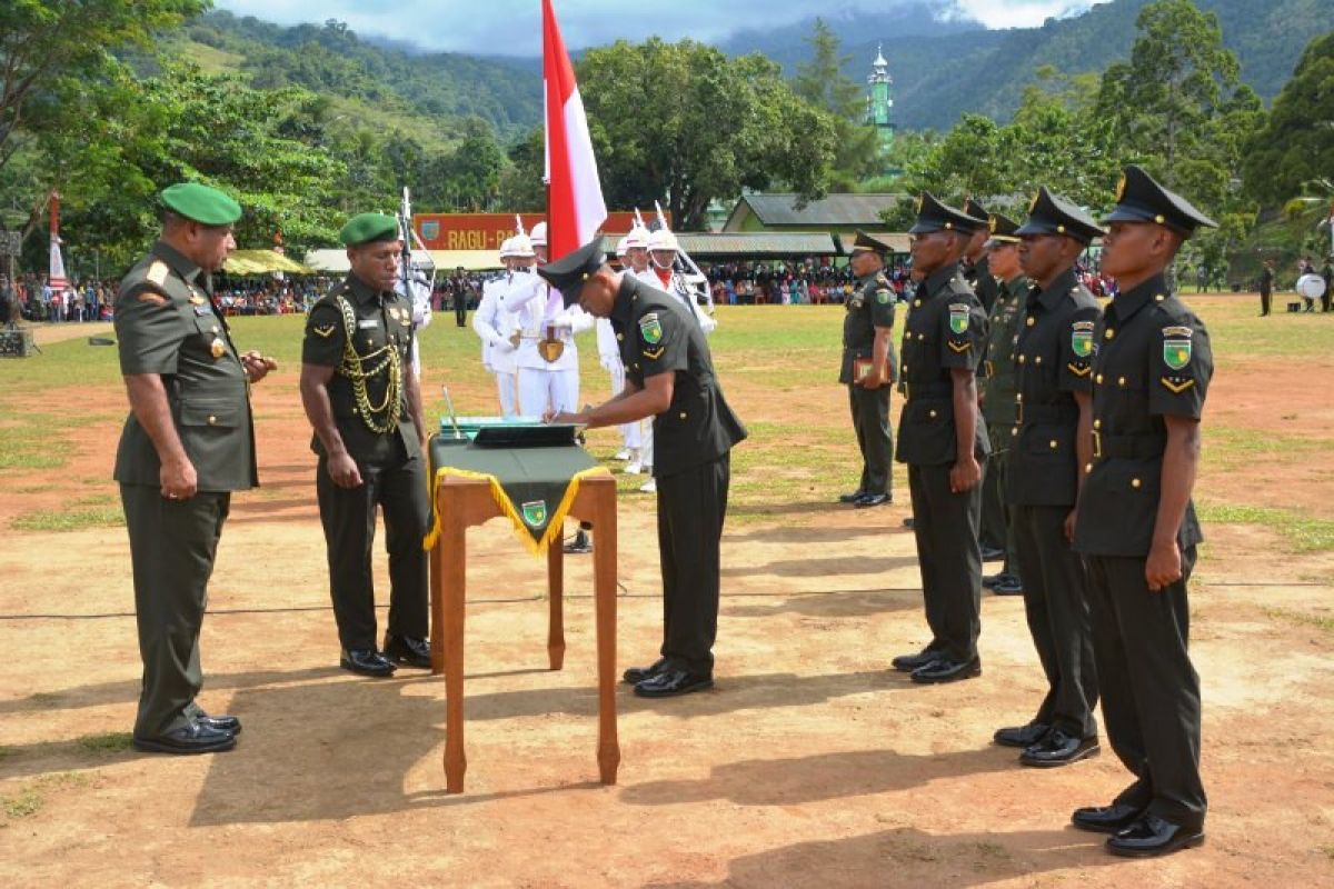 Pangdam XVII Cenderawasih lantik 465 siswa Dikmaba TNI AD