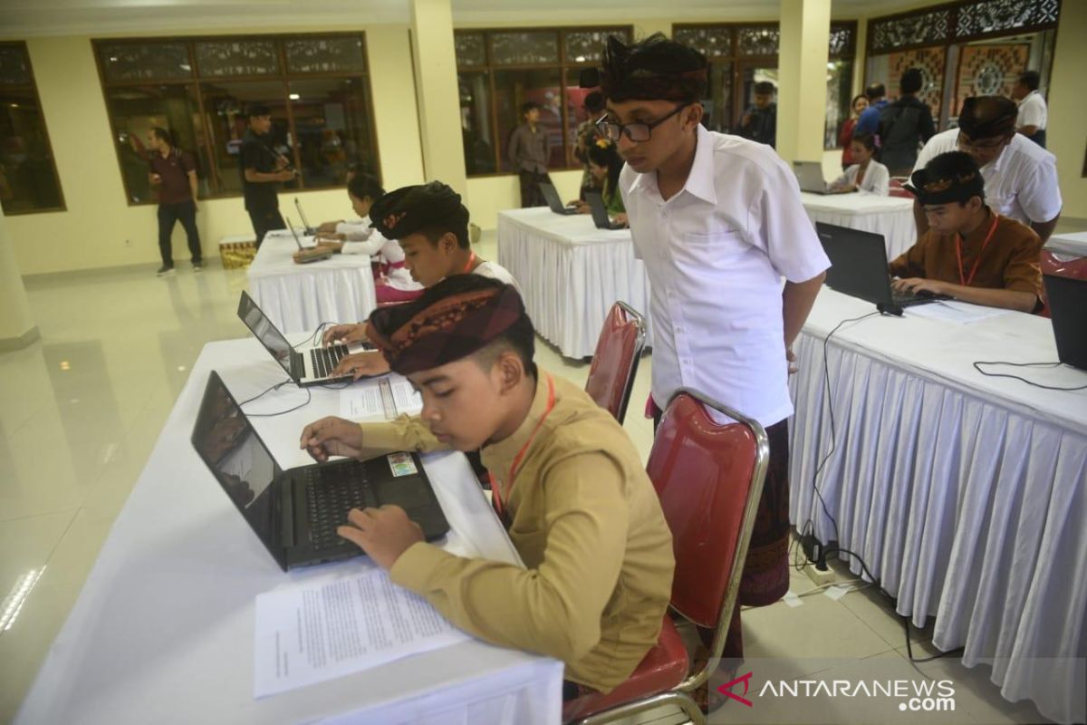 Siswa SMP beradu mengetik aksara Bali di komputer