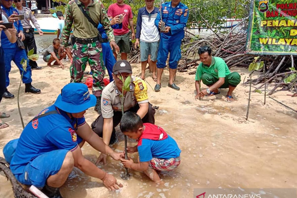 Polres Klungkung tanam mangrove di Pantai Lembongan