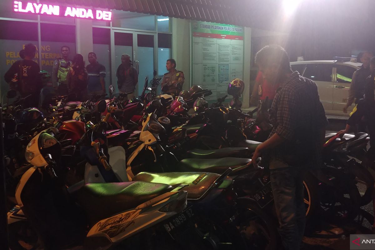 Polisi Padang kandangkan puluhan sepeda motor pada razia Sabtu malam