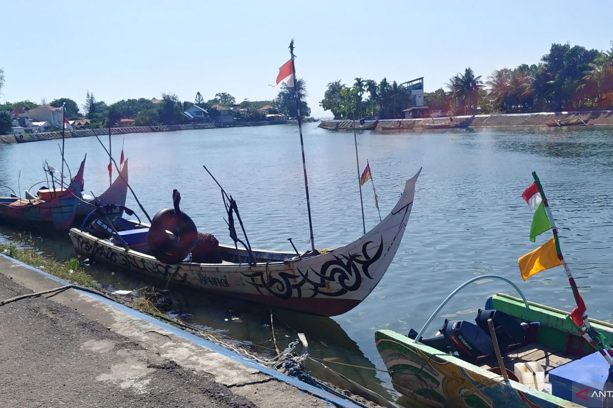 Nelayan tidak melaut karena angin kencang