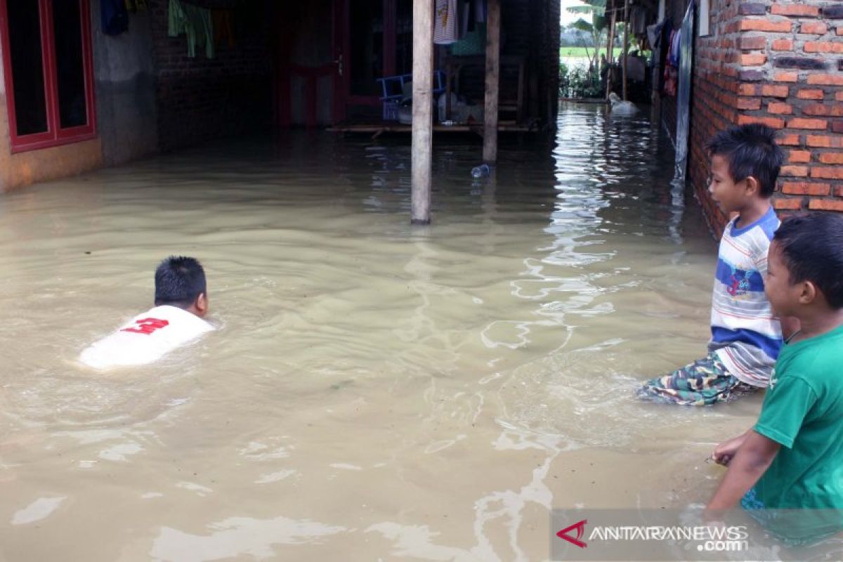 Curah hujan tinggi, banjir melanda 14 desa di Karawang
