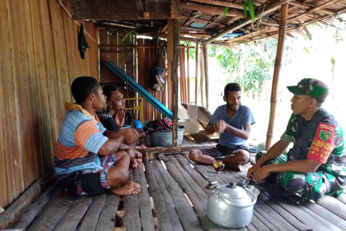 Babinsa Yapen Selatan imbau pemuda kampung Roipi hindari minuman beralkohol