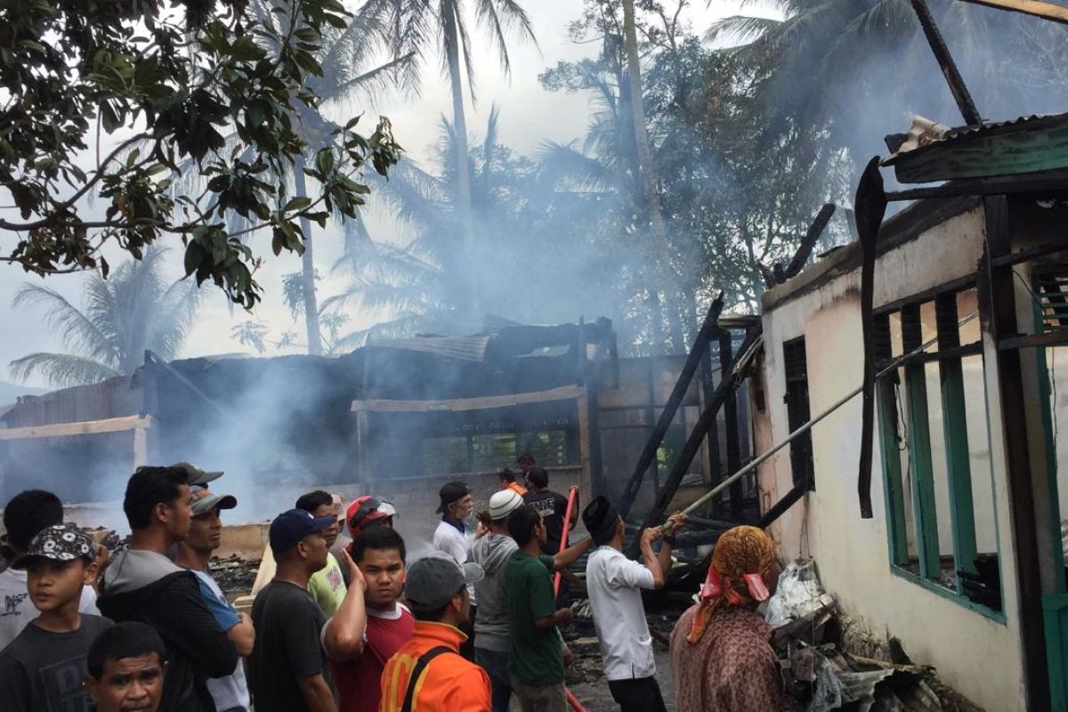 Satu orang tewas dalam kebakaran yang hanguskan empat rumah di Solok