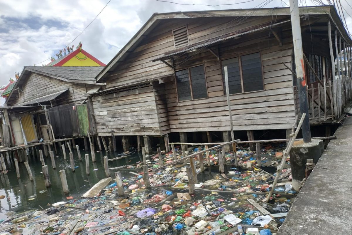 Sampah menumpuk di pemukiman pesisir Tanjungpinang