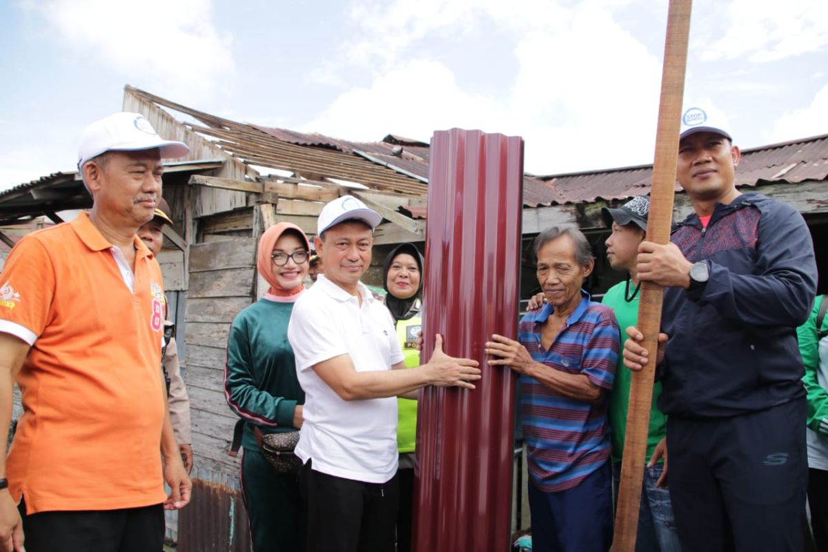 Pemkot Pontianak berikan bantuan seng pada masyarakat korban puting beliung