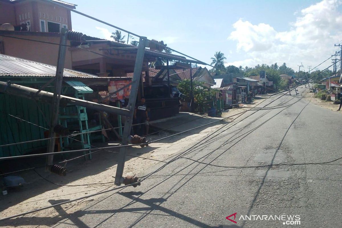 Dihantam puting beliung, tiga tiang PLN tumbang menutupi Jalan Nasional di Tapsel