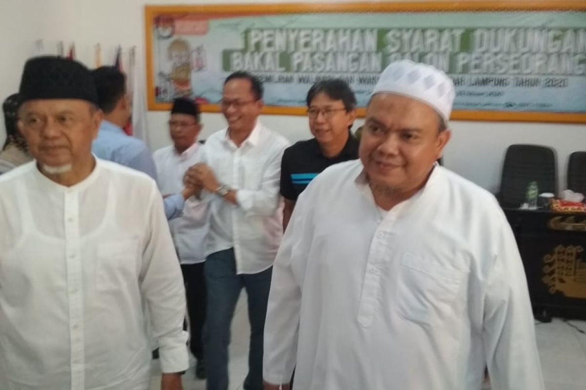 Firmansyah-Bustomi serahkan dukungan ke KPU diiringi tiga ekor kuda