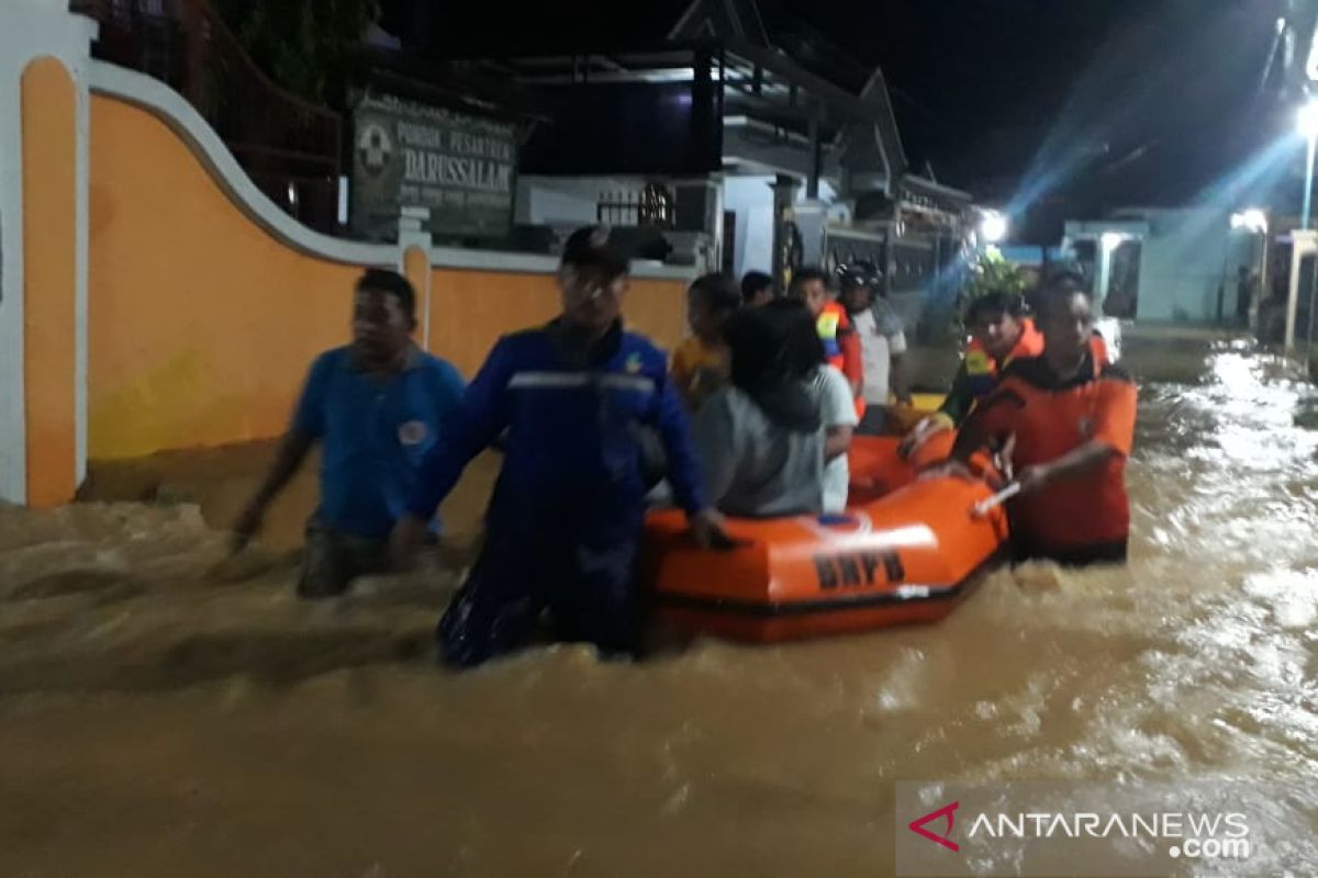 BPBD Pamekasan evakuasi korban banjir dengan perahu karet
