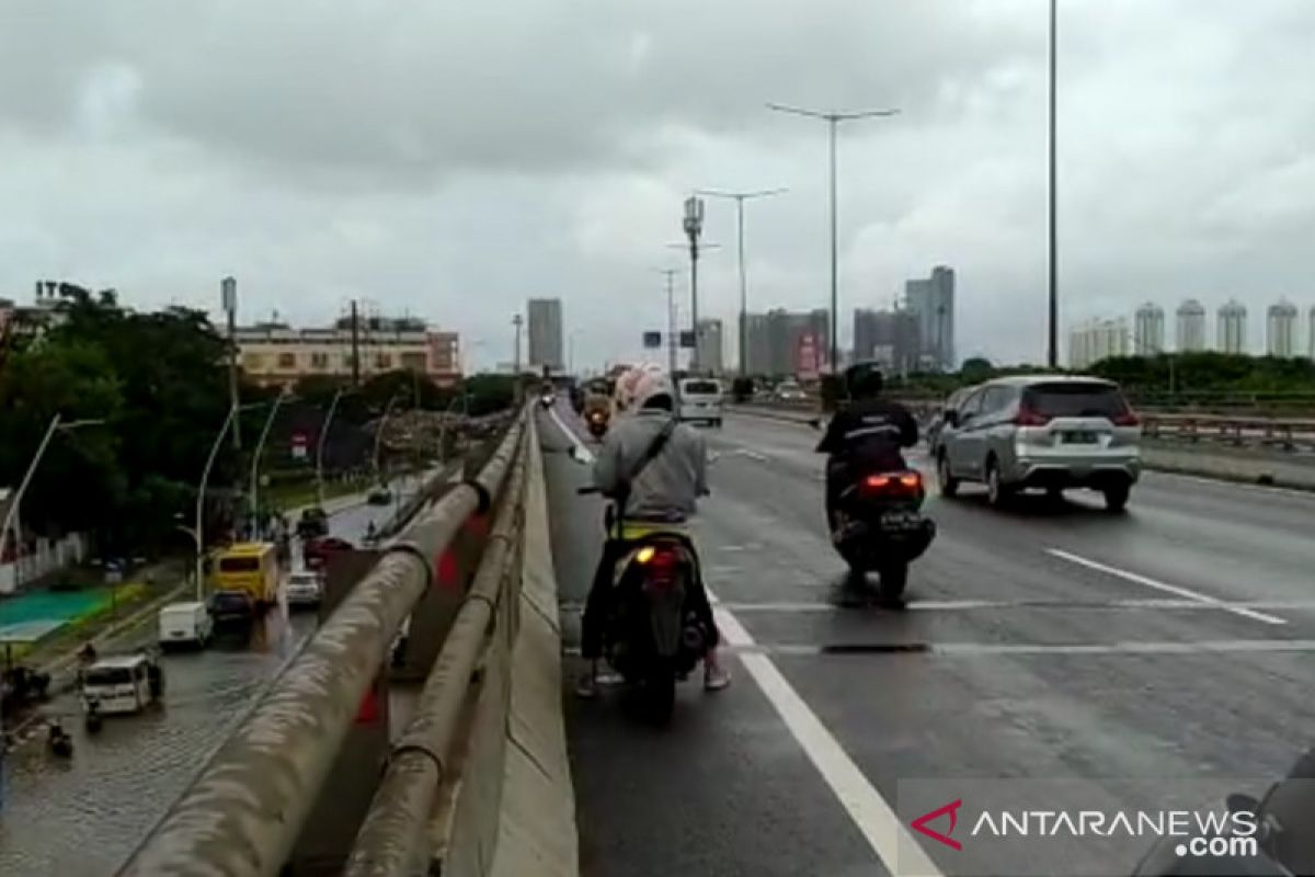 Pemotor terjebak di jalan tol akibat arteri banjir