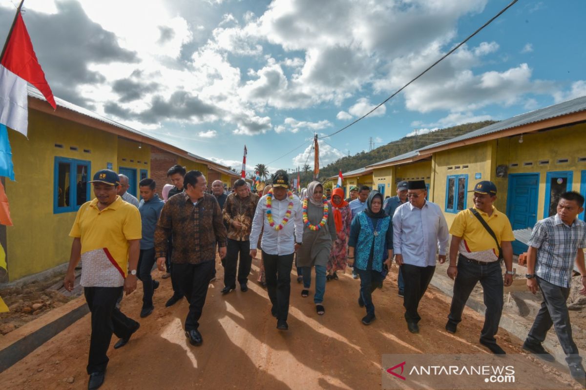 Gubsu bersama Wali Kota Padangsidimpuan resmikan 74 unit rumah pekerja