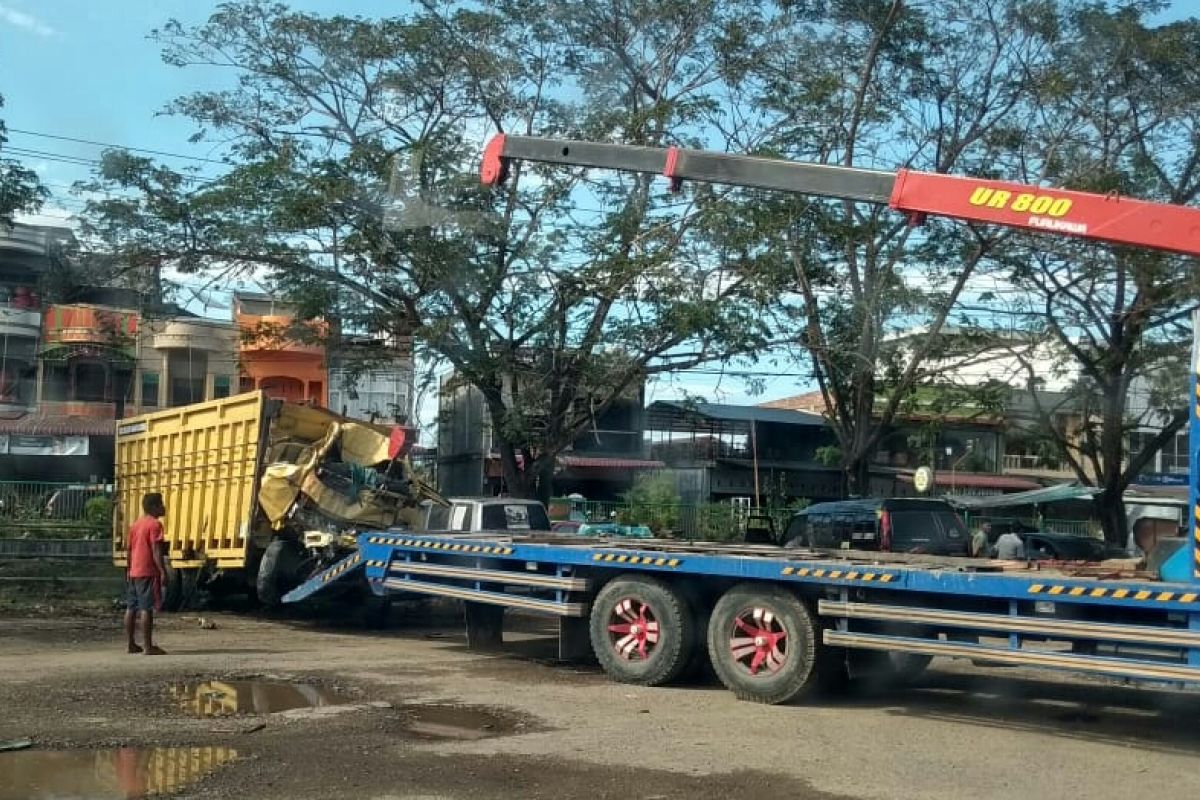 Tabrak tiang listrik, sopir truk muatan pakan ayam tewas di Aceh Utara