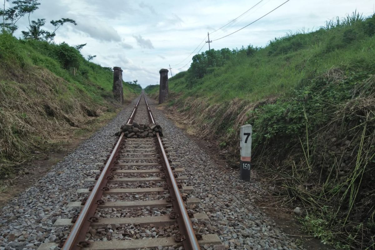 Tumpukan batu di tengah rel ditemukan penilik rel di Jember