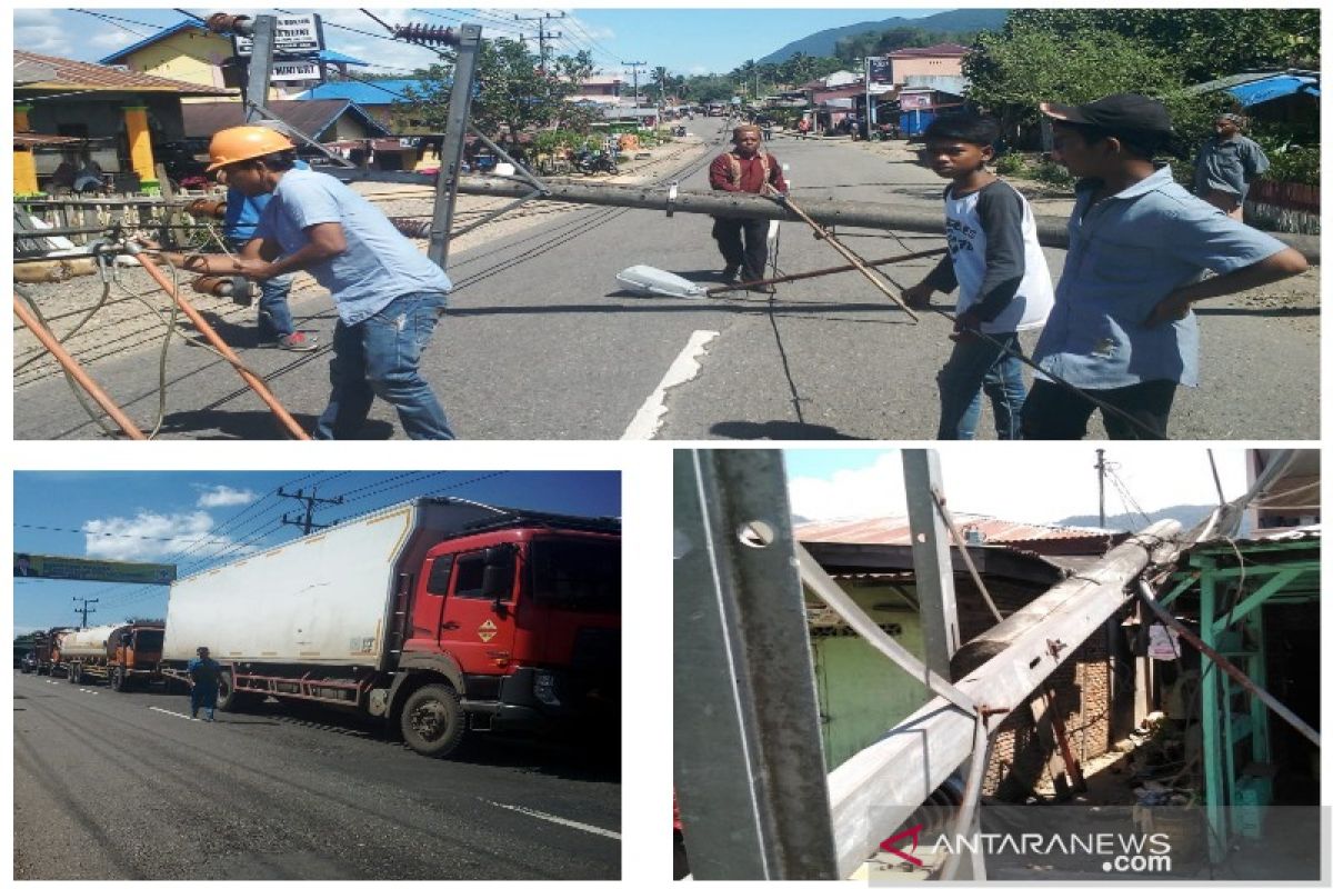 Setelah tiang PLN dievakuasi, arus lalulintas Jalan Nasional lintas Tengah Sumatera di Tapsel kembali normal
